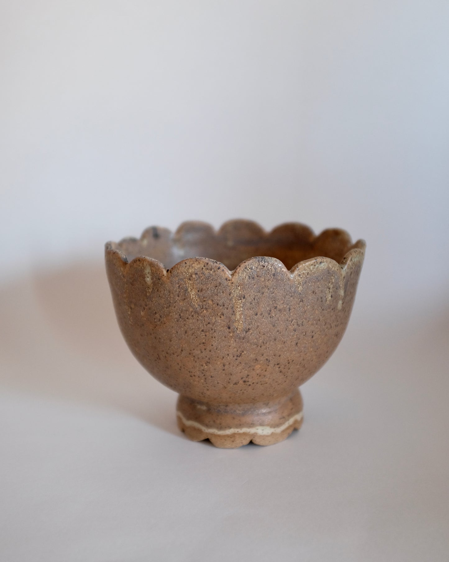 Scalloped footed bowl — sandy speckled brown