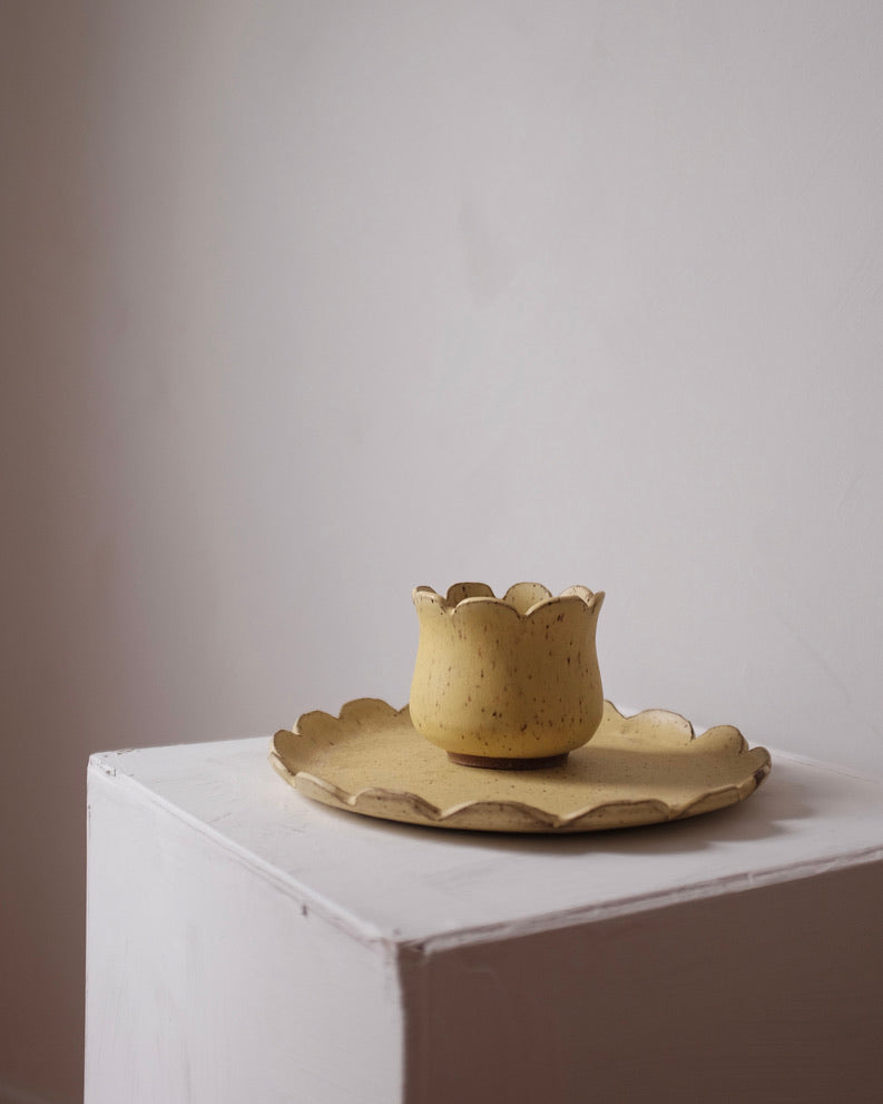 Small scalloped vase — speckled yellow