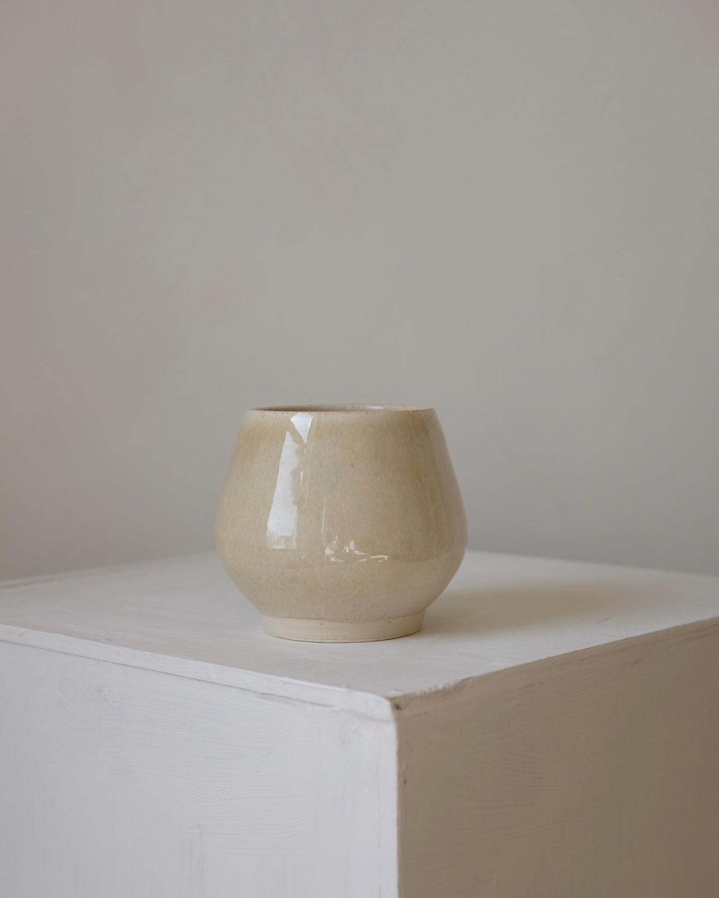 Low vase — glossy sand