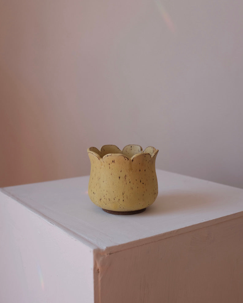 Small scalloped vase — speckled yellow