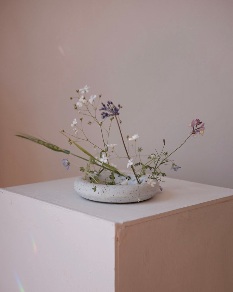 Donut vase — speckled white