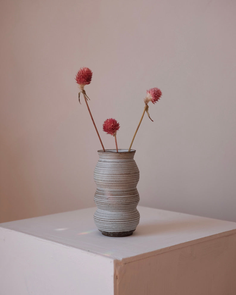 Ribbed vase — satin white
