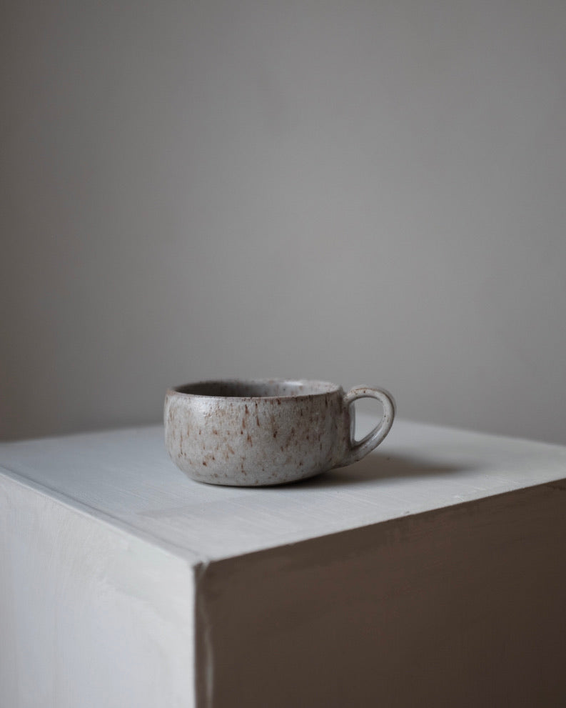 Cup with handle — speckled cream