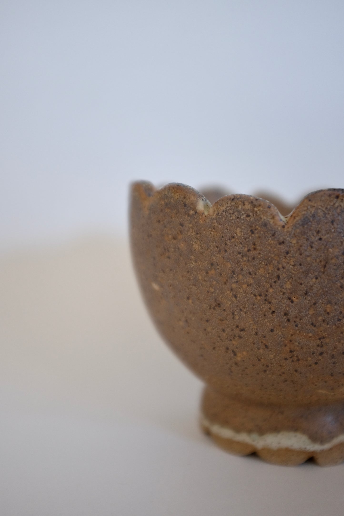 Scalloped footed bowl — sandy speckled brown