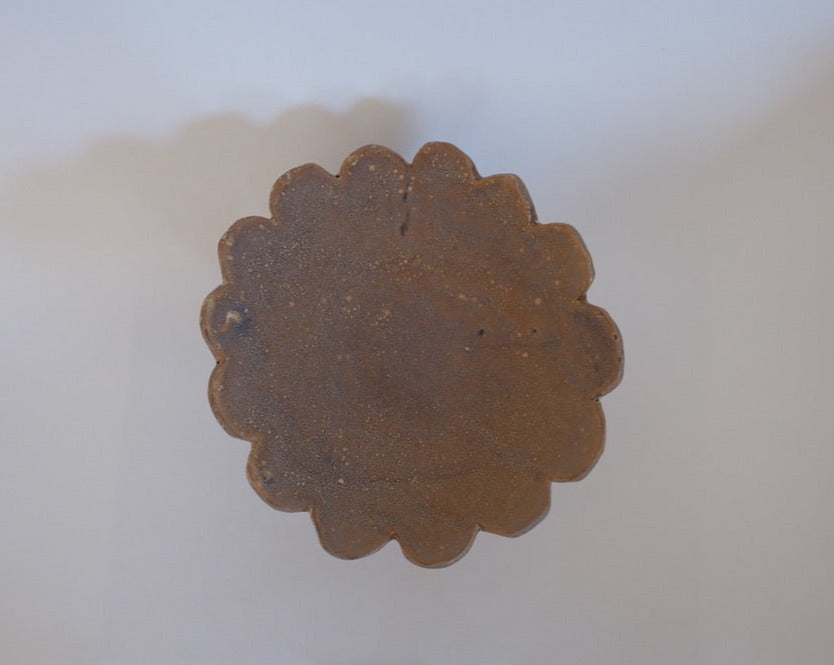 Scalloped footed plate — sandy speckled brown