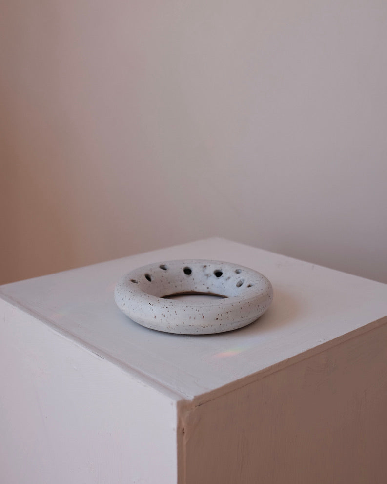 Donut vase — speckled white