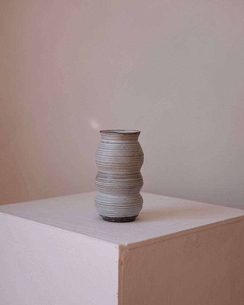 Ribbed vase — satin white