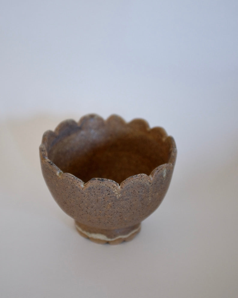 Scalloped footed bowl — sandy speckled brown