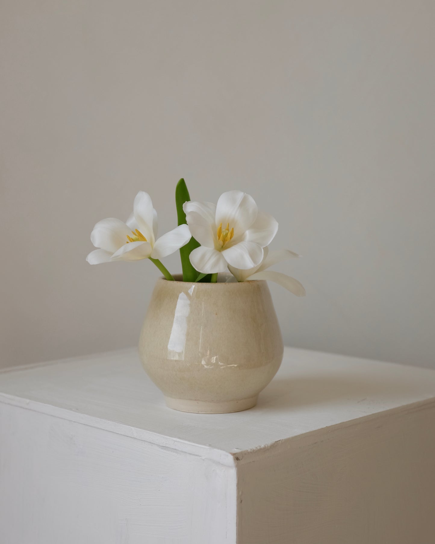 Low vase — glossy sand