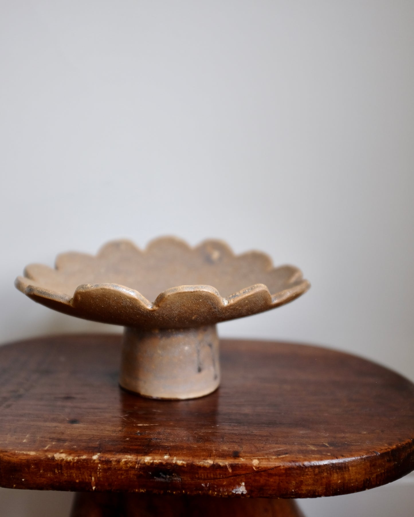 Scalloped footed plate — sandy speckled brown